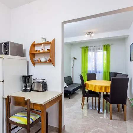 With Parking Space - 7494 Μεντουλίν